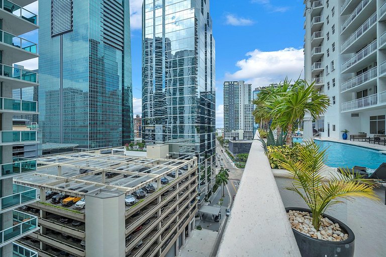 Brickell Bay Views • 25th Fl Condo • Pool & Gym