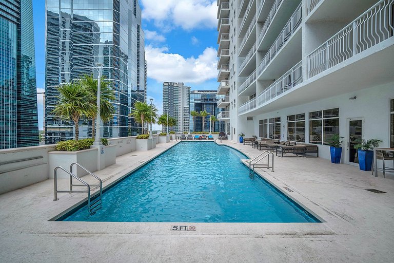 Brickell Bay Views • 25th Fl Condo • Pool & Gym