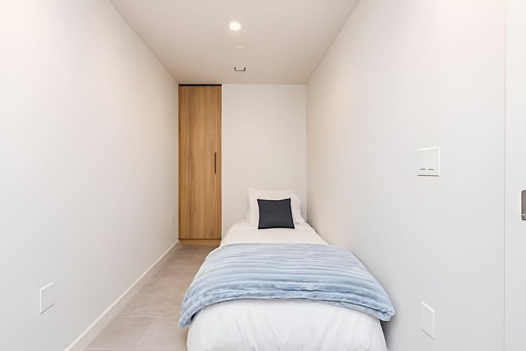 Rare 1BR / 2 Full Baths (Sleeps 5) • Rooftop Pool