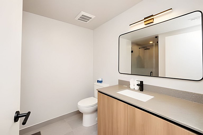 Rare 1BR / 2 Full Baths (Sleeps 5) • Rooftop Pool