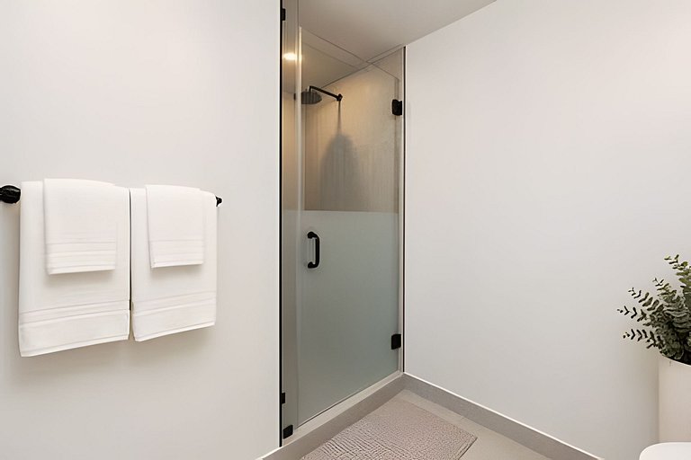 Rare 1BR / 2 Full Baths (Sleeps 5) • Rooftop Pool