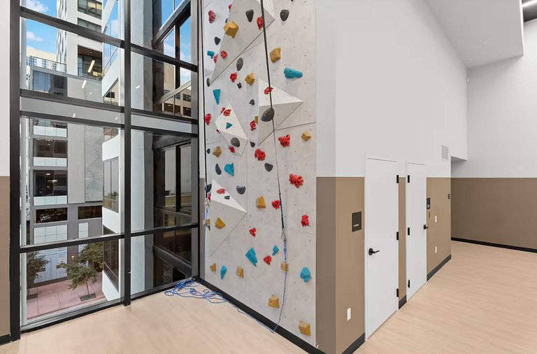District 225 - Rooftop Pool - Gym - Parking - Downtown Miami