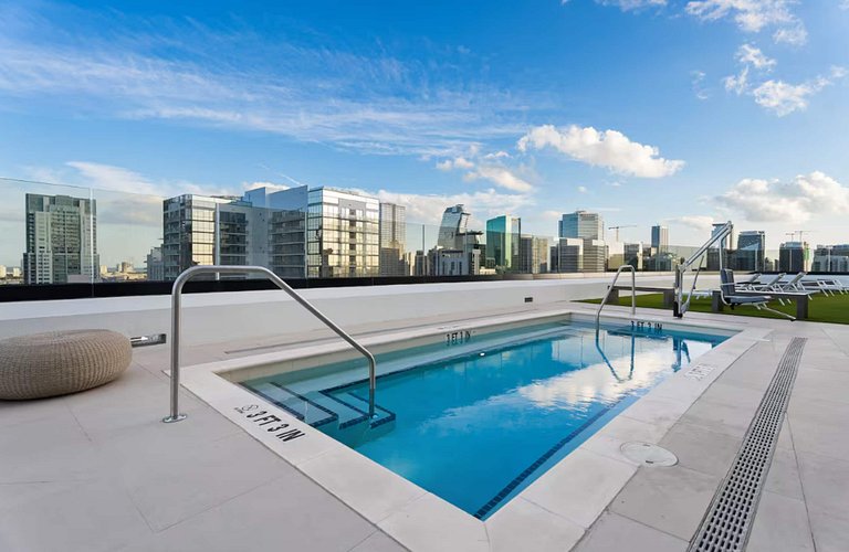 District 225 - Rooftop Pool - Gym - Parking - Downtown Miami
