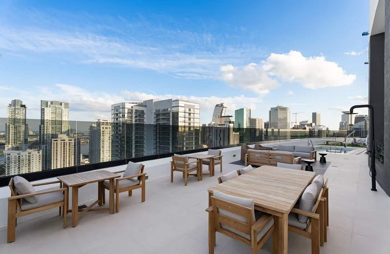 District 225 - Rooftop Pool - Gym - Parking - Downtown Miami