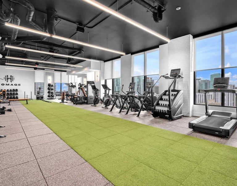 36th Floor Studio Sleeps 4•Hotel-Style Pool & Gym