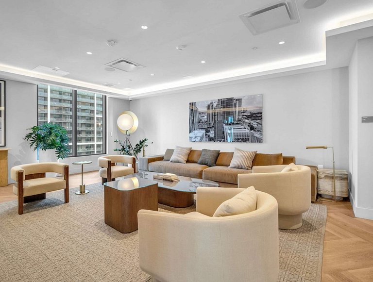 36th Floor Studio Sleeps 4•Hotel-Style Pool & Gym