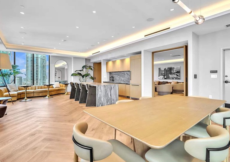 Epic Bay Views • 34th Fl Luxury 1BR • Rooftop Pool