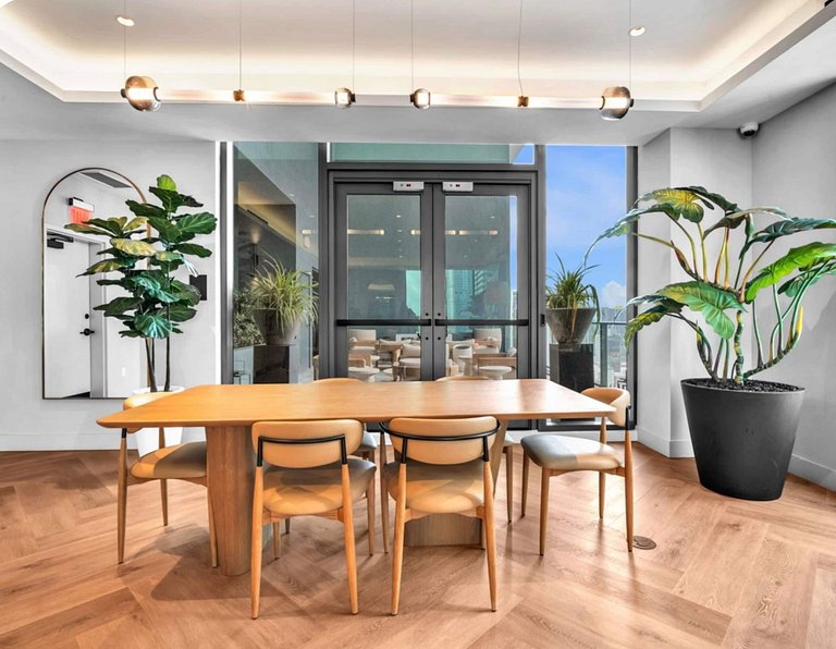 Sleek Downtown Studio • Rooftop Pool & Coworking