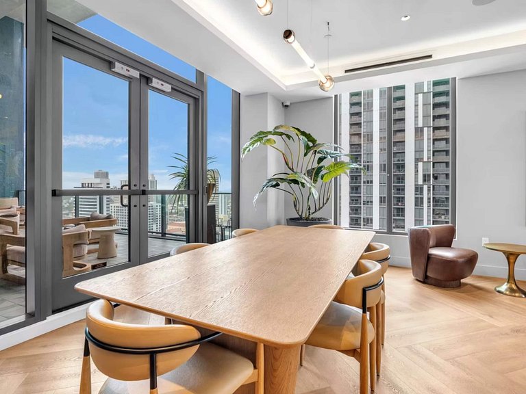 Rare 1BR / 2 Full Baths (Sleeps 5) • Rooftop Pool