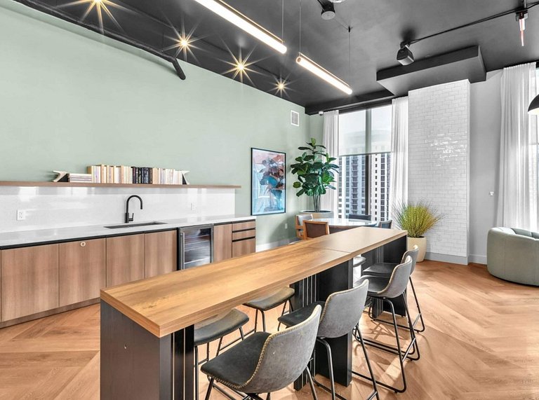 Luxury Downtown 1BR• Rooftop Pool, Gym & Coworking