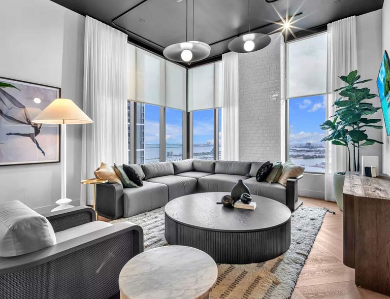 36th Floor Studio Sleeps 4•Hotel-Style Pool & Gym