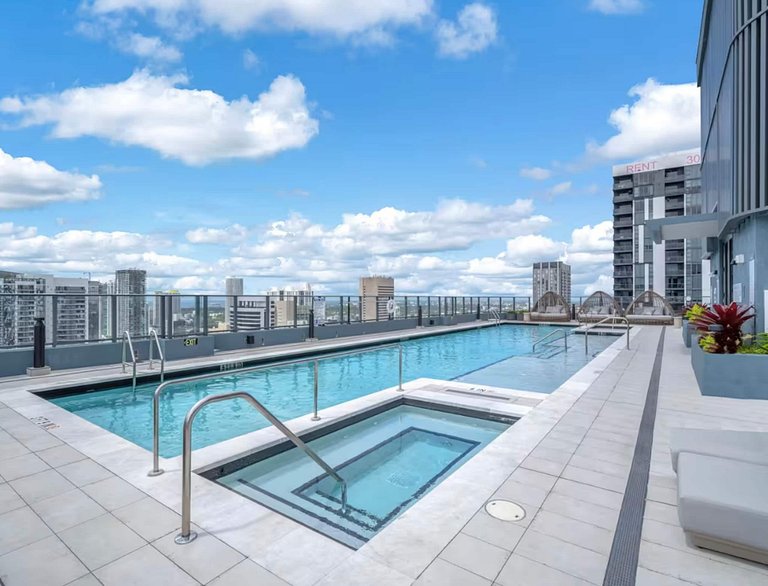 36th Floor Studio Sleeps 4•Hotel-Style Pool & Gym