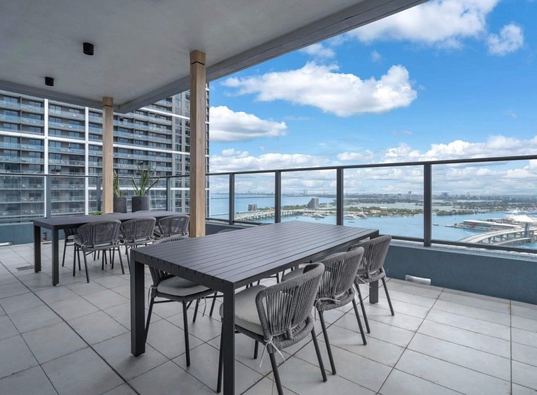 Rare 1BR / 2 Full Baths (Sleeps 5) • Rooftop Pool