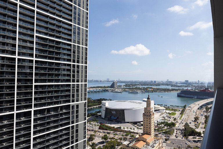 Epic Bay Views • 34th Fl Luxury 1BR • Rooftop Pool