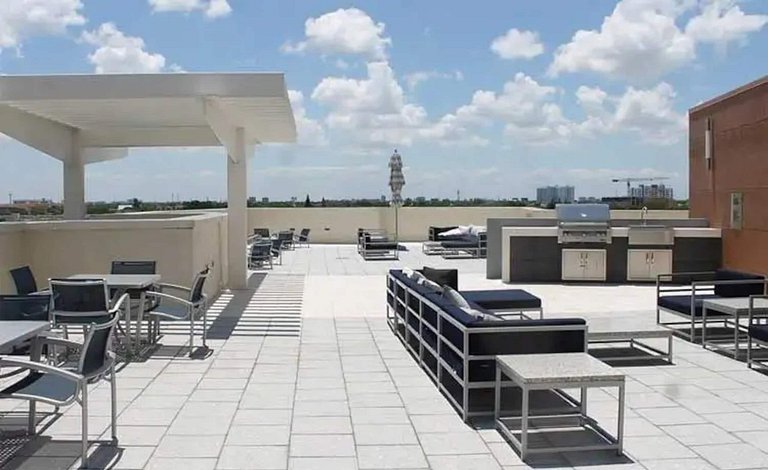 Huge 1,500sqft Lux 2BR • Walk to Design District
