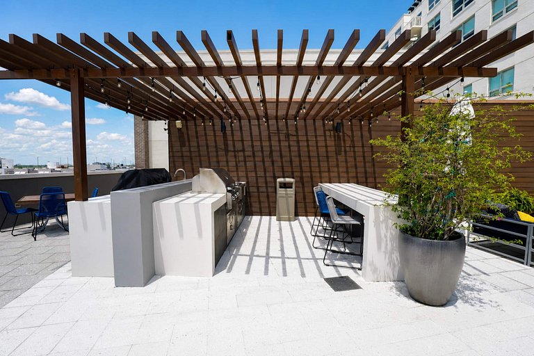 Huge 1,500sqft Lux 2BR • Walk to Design District