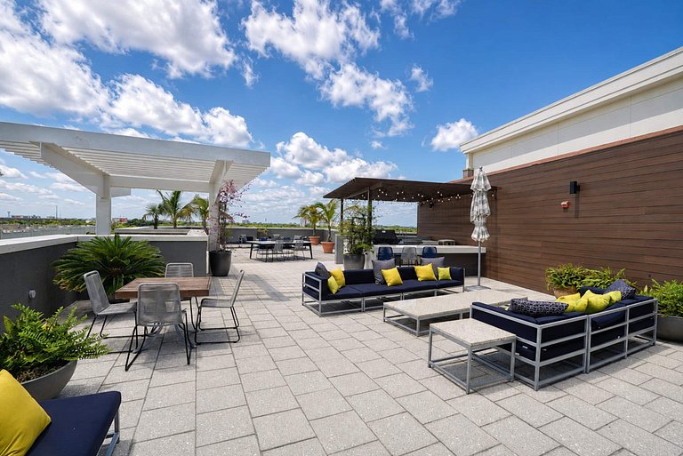 Midblock - Pool - Parking - Midtown Miami