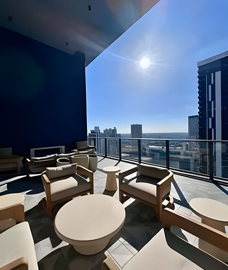 Luxury Downtown 1BR• Rooftop Pool, Gym & Coworking