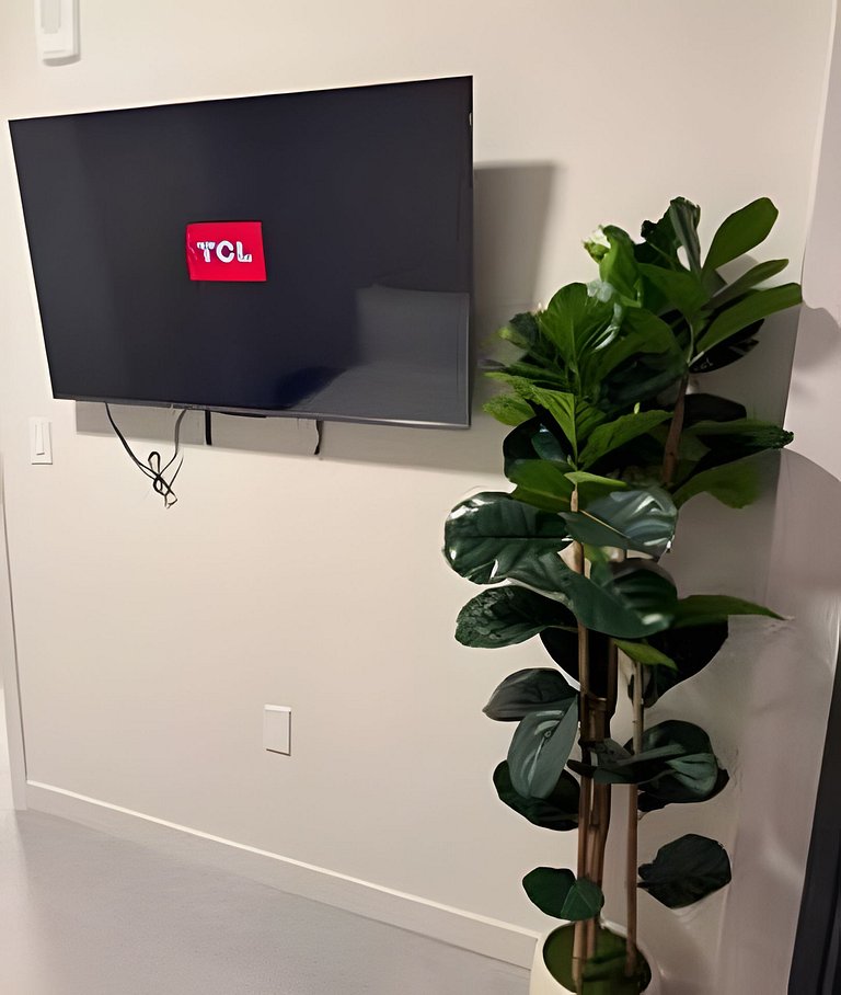Luxury Downtown 1BR• Rooftop Pool, Gym & Coworking
