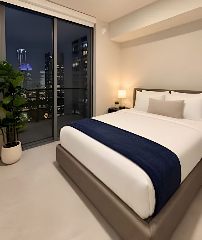 Luxury Downtown 1BR• Rooftop Pool, Gym & Coworking