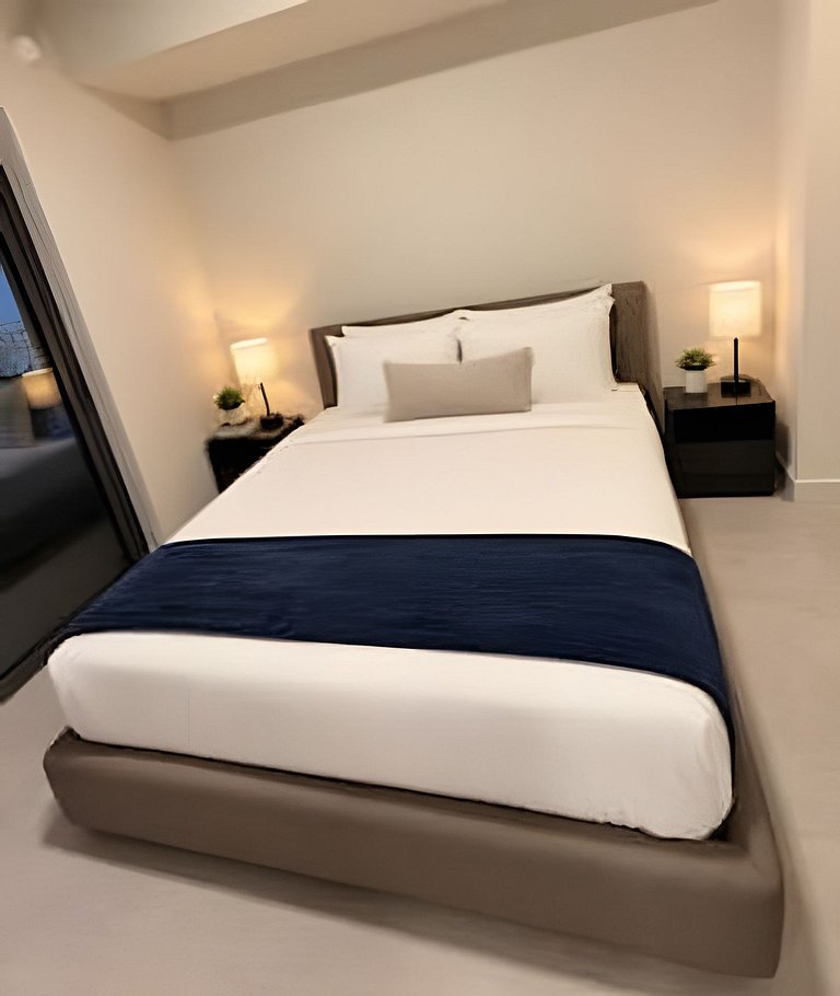 Luxury Downtown 1BR• Rooftop Pool, Gym & Coworking