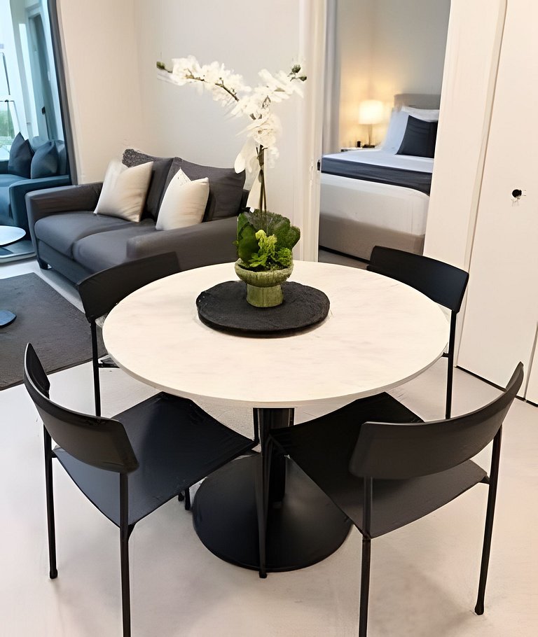 Luxury Downtown 1BR• Rooftop Pool, Gym & Coworking