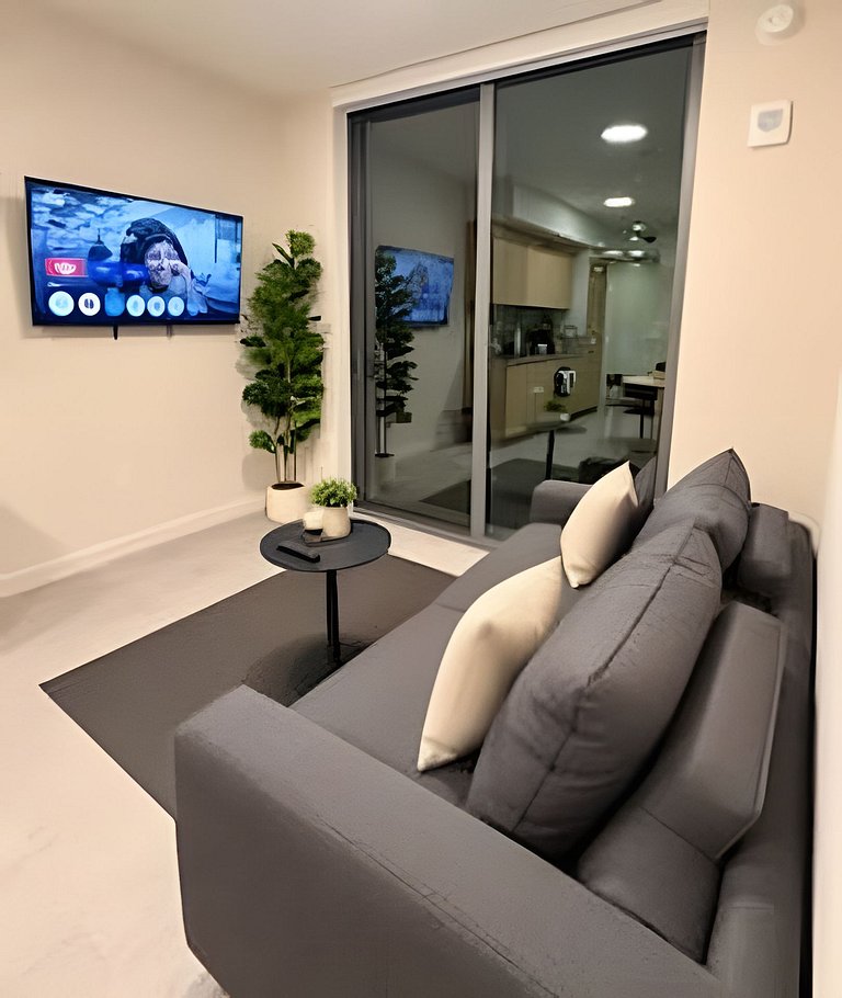 Luxury Downtown 1BR• Rooftop Pool, Gym & Coworking