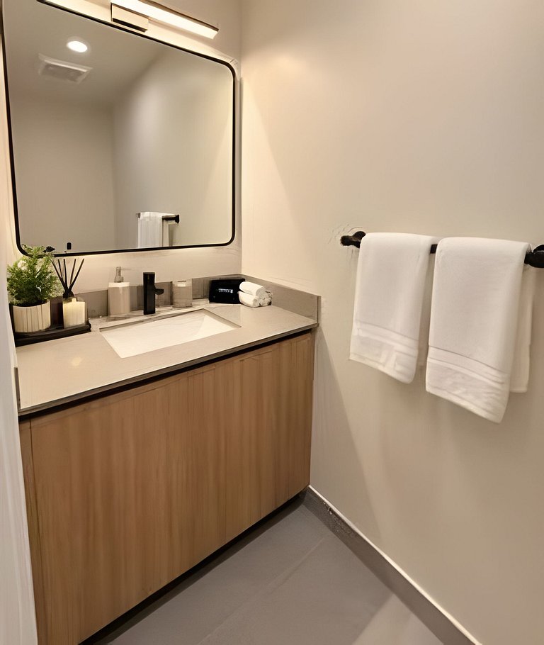 Luxury Downtown 1BR• Rooftop Pool, Gym & Coworking