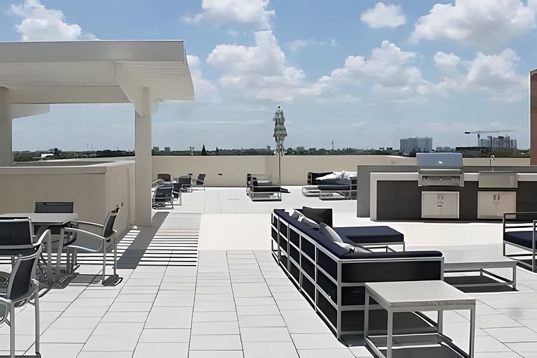 Huge 1,500sqft Lux 2BR • Walk to Design District