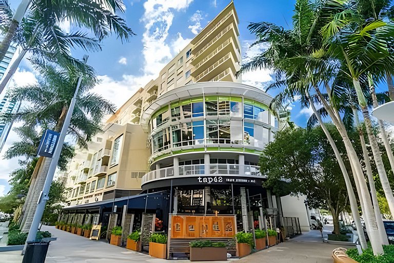 Huge 1,500sqft Lux 2BR • Walk to Design District