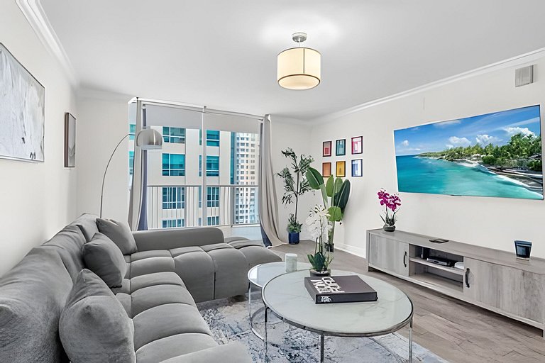 Brickell Bay Views • 25th Fl Condo • Pool & Gym
