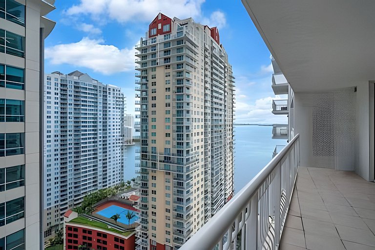 Brickell Bay Views • 25th Fl Condo • Pool & Gym