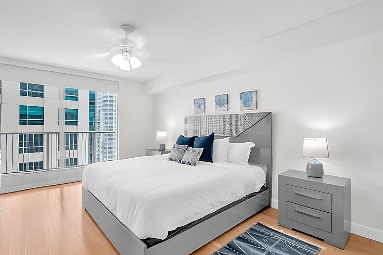 Brickell Bay Views • 25th Fl Condo • Pool & Gym