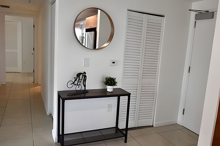 Huge 1,500sqft Lux 2BR • Walk to Design District