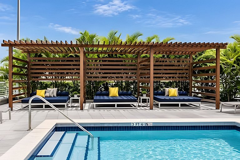 Huge 1,500sqft Lux 2BR • Walk to Design District