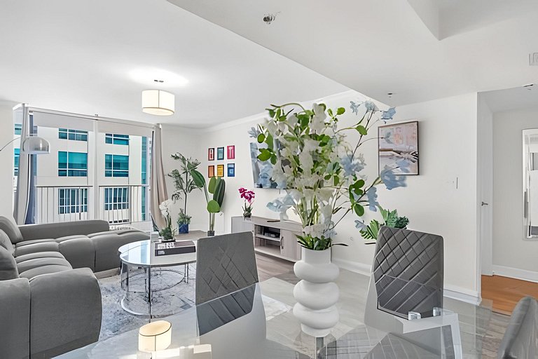Brickell Bay Views • 25th Fl Condo • Pool & Gym