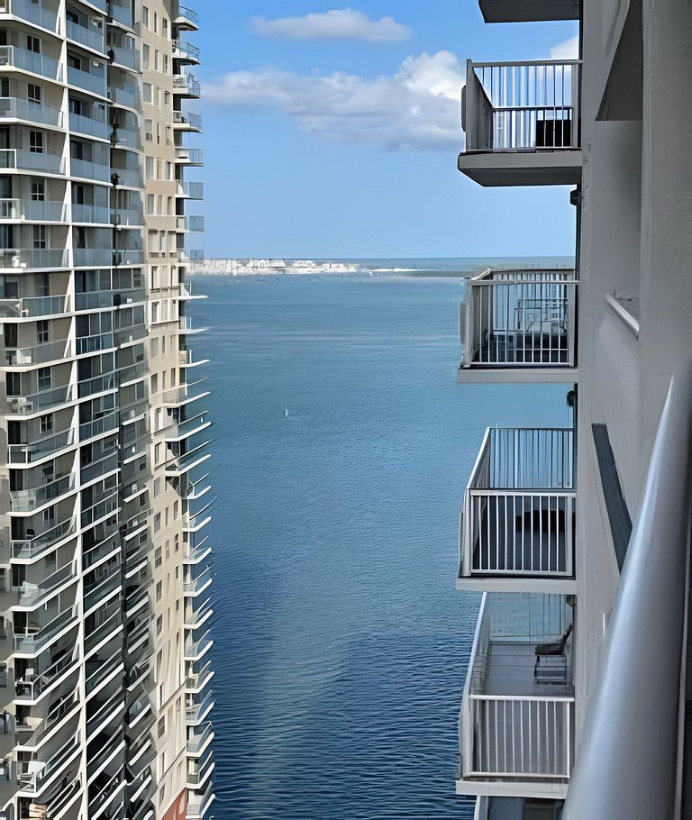 Brickell Bay Views • 25th Fl Condo • Pool & Gym
