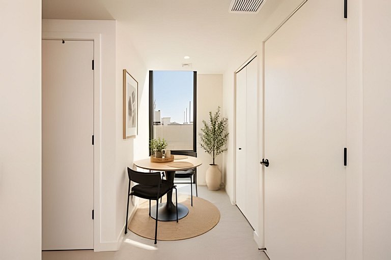 Sleek Downtown Studio • Rooftop Pool & Coworking