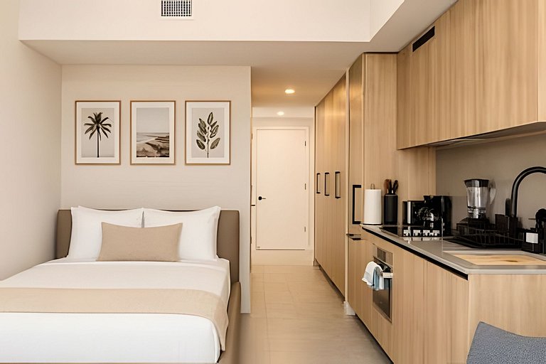 Sleek Downtown Studio • Rooftop Pool & Coworking