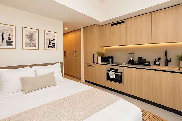 Sleek Downtown Studio • Rooftop Pool & Coworking