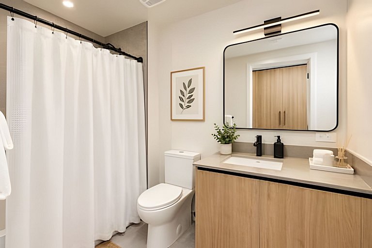 Sleek Downtown Studio • Rooftop Pool & Coworking