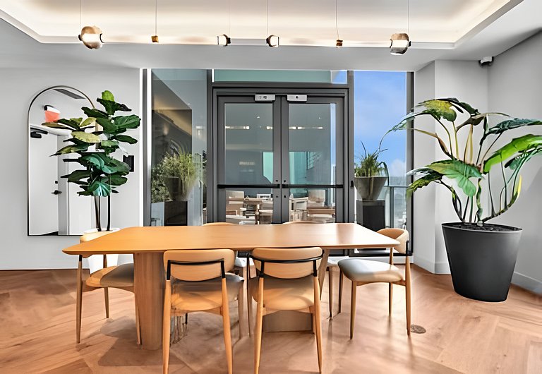Sleek Downtown Studio • Rooftop Pool & Coworking