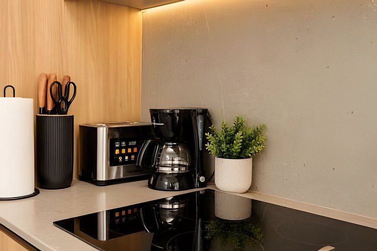 Sleek Downtown Studio • Rooftop Pool & Coworking