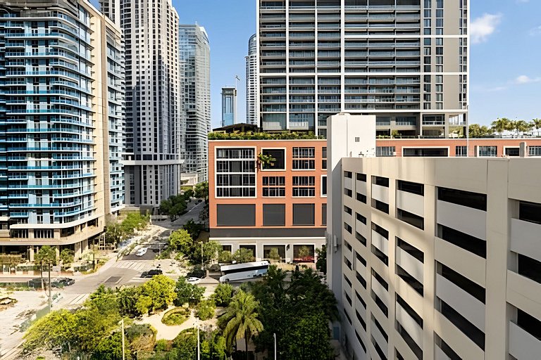 Sleek Downtown Studio • Rooftop Pool & Coworking