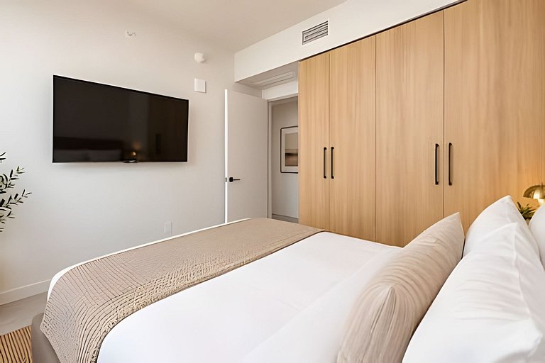 Epic Bay Views • 34th Fl Luxury 1BR • Rooftop Pool
