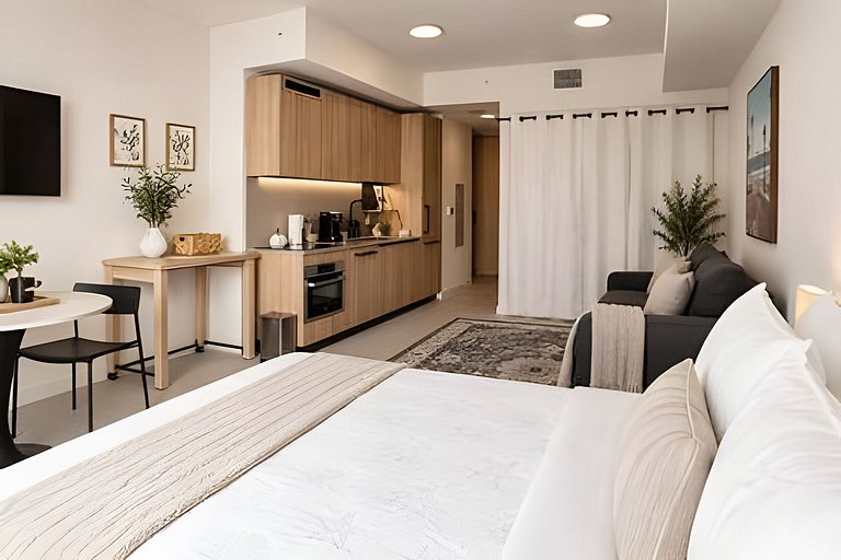 36th Floor Studio Sleeps 4•Hotel-Style Pool & Gym