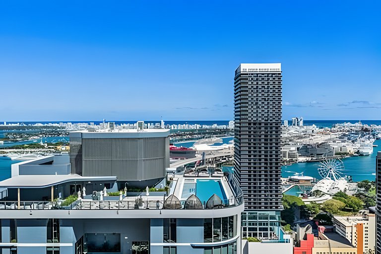 36th Floor Studio Sleeps 4•Hotel-Style Pool & Gym