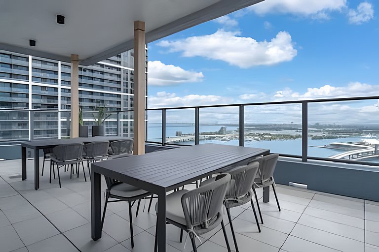 36th Floor Studio Sleeps 4•Hotel-Style Pool & Gym