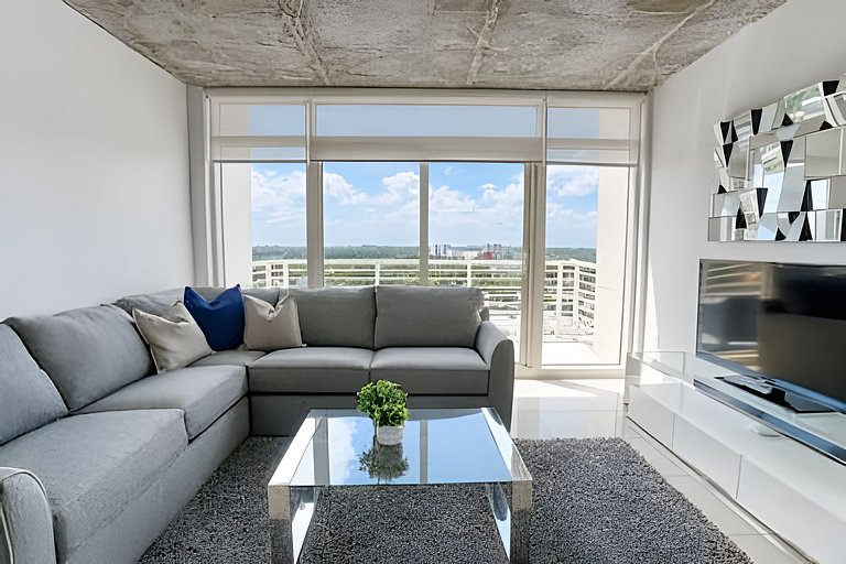 Modern 2BR in Midtown • Walk to Wynwood & Shops