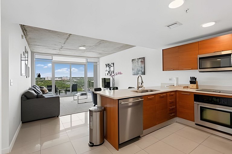 Modern 2BR in Midtown • Walk to Wynwood & Shops